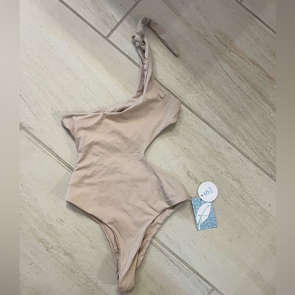 Very sexy one piece from Farago the Label
